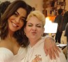 Raquel Fabbri ao lado de Juliana Paes nos bastidores de 'Pedaço de Mim'; atriz vive a Eudora na série