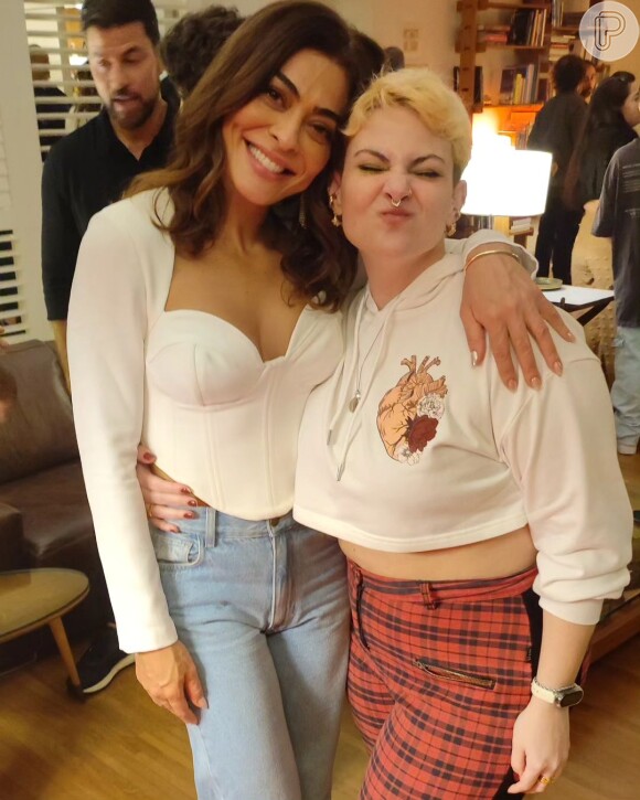 Raquel Fabbri ao lado de Juliana Paes nos bastidores de 'Pedaço de Mim'; atriz vive a Eudora na série