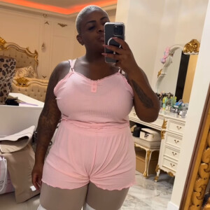 Jojo Todynho posou com um pijama rosa bem colado ao corpo