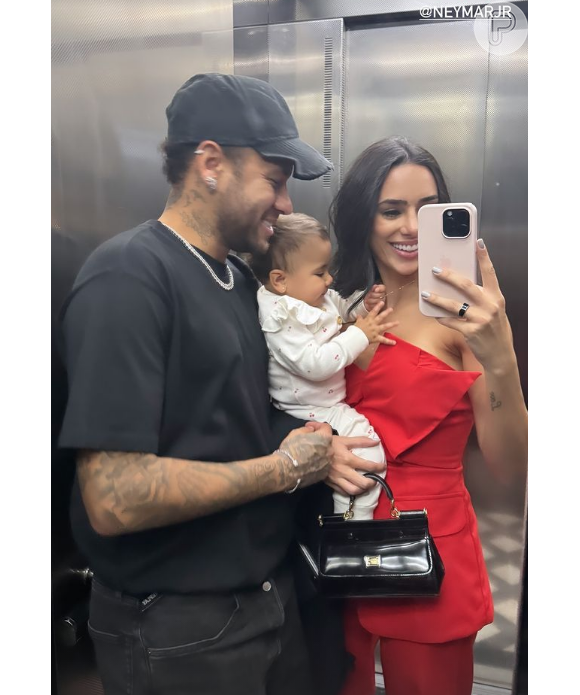 Mavie, filha de Neymar e de Bruna Biancardi, usa diversas roupas de grife