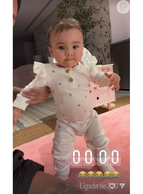 Quando voltou para casa, Neymar mostrou a filha Mavie aprontando e, segundo ele, "ligada no 220"