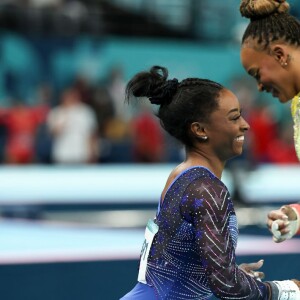 Simone Biles tem apoiado Rebeca Andrade nas Olimpíadas de Paris 2024