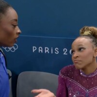 Fora do pódio! Reação de Rebeca Andrade em conversa com Simone Biles viraliza e web reclama de nota: 'Que roubo'