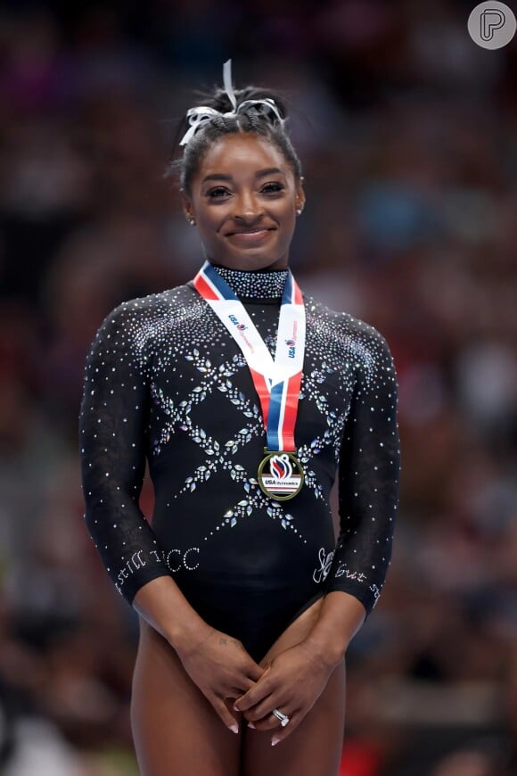 Uma das tatuagens mais recentes de Simone Biles é um par de borboletas em sua mão direita