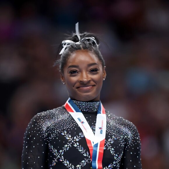 Uma das tatuagens mais recentes de Simone Biles é um par de borboletas em sua mão direita