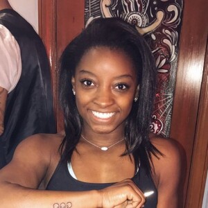 Primeira tatuagem feita por Simone Biles foram os arcos olímpicos, em seu antebraço, em 2017