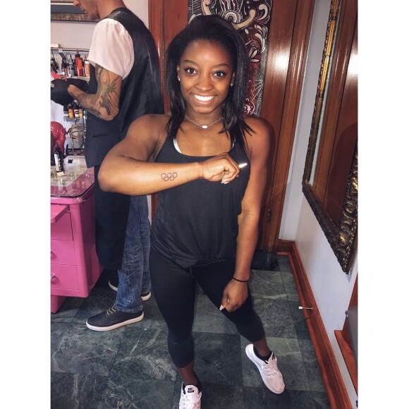 Primeira tatuagem feita por Simone Biles foram os arcos olímpicos, em seu antebraço, em 2017