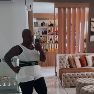 Nesta terça-feira (06), Jojo Todynho atualizou suas redes sociais exibindo sua cintura fininha após as cirurgias