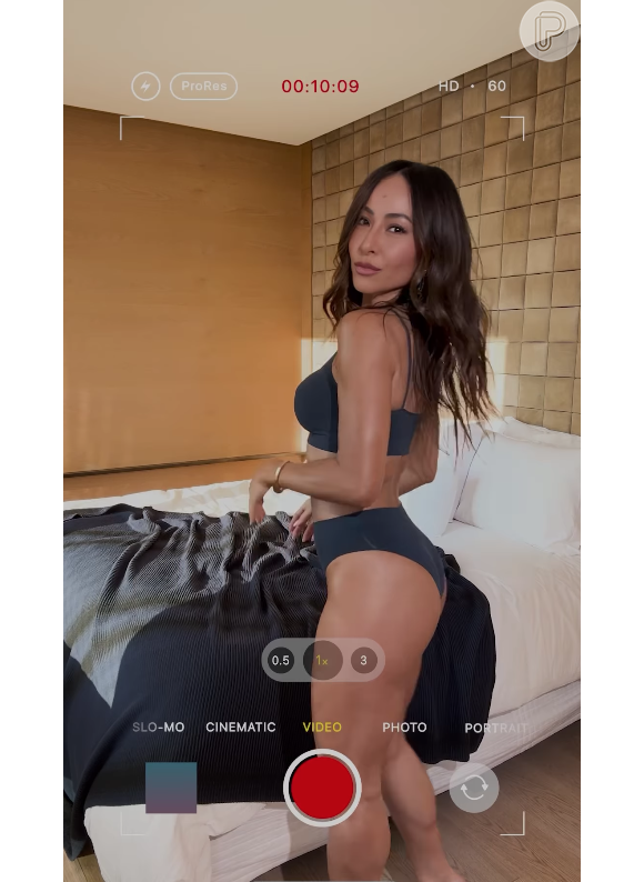 Sabrina Sato exibiu um bumbum turbinado e muitas curvas em seu vídeo de lingerie