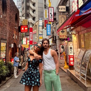 Sabrina Sato e Nicolas Prattes estão pelo exterior: a apresentadora no Japão e o ator entre Portugal e Paris, na França