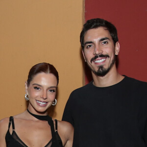 Gio Lancelotti apostou num look preto com recortes para curtir a festa ao lado de Preta Gil.