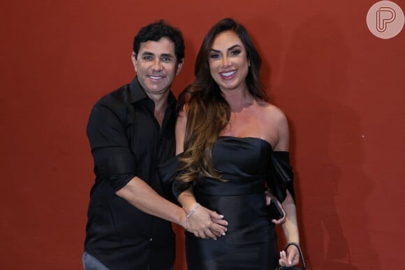 Nicole Bahls marcou presença no aniversário de Preta Gil com look all black.