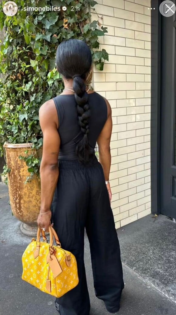 Por fotos publicadas em seus stories Instagram, Simone Biles mostrou aos seguidores a bolsa feita de matéria-prima um tanto quanto inusitada, de material 'crocro', pele de crocodilo, da LV.