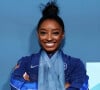 A atleta Simone Biles optou por um look all black junto da bolsa de marca para compor a produção.