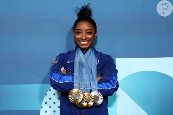 A atleta Simone Biles optou por um look all black junto da bolsa de marca para compor a produção.