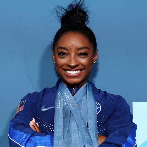 A atleta Simone Biles optou por um look all black junto da bolsa de marca para compor a produção.