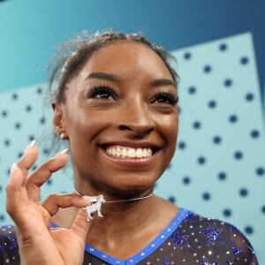 Simone Biles também é fashionista quando o assunto é moda e usou bolsa de marca francesa em Paris.