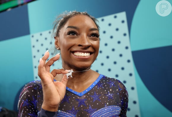 Simone Biles também é fashionista quando o assunto é moda e usou bolsa de marca francesa em Paris.