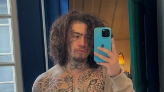 Gente?! Whindersson Nunes posa completamente nu em foto inusitada e web reage: 'Tá precisando pegar um sol'