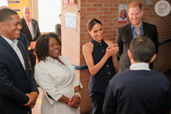 Meghan Markle e Príncipe Harry foram recebidos pela vice-presidente da Colômbia, junto com seu esposo.