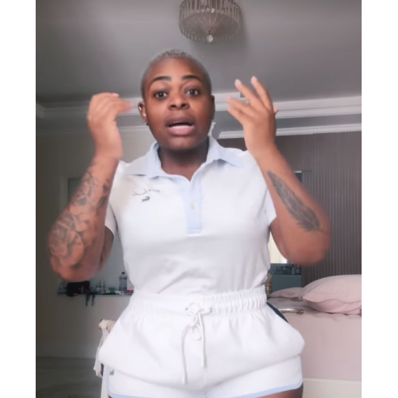 Usando um conjunto branco de short e camiseta polo, Jojo Todynho destacou sua silhueta fininha