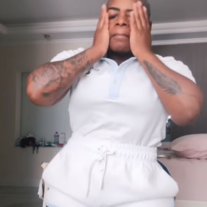 Jojo Todynho apareceu nos stories nesta terça-feira (20) mostrando como está após a cirurgia