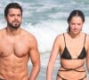 Rodrigo Simas e Agatha Moreira são flagrados em clima íntimo em praia no Rio de Janeiro e protagonizam beijão