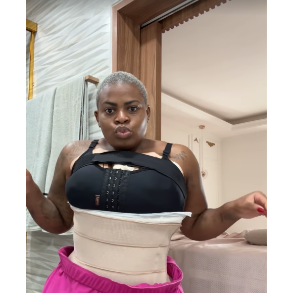 Jojo Todynho também colocou uma cinta modeladora com uma fralda para não encostar nos seios. Olha o tanto que o short da cantora está sobrando!