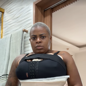 Jojo Todynho explicou que está usando um corset M do tanto que sua cintura está fina