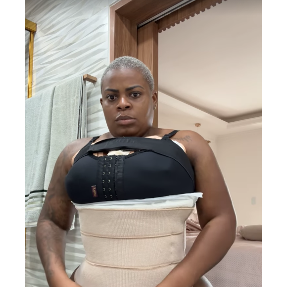 Jojo Todynho explicou que está usando um corset M do tanto que sua cintura está fina