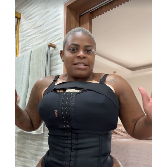 Jojo Todynho apareceu em um vídeo nos stories nesta quinta (22) com o short abaixado e mostrando sua silhueta