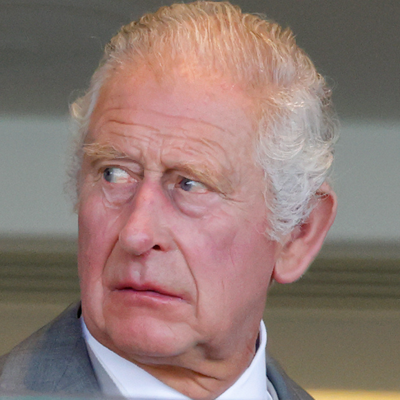 Rei Charles III disse em visita à Inglaterra que 'não está tão mal'.