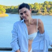 Que calor! Mariana Golfarb faz topless em banheira e leva web à loucura com foto: 'Me ajoelho perante...'