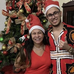 Mãe e irmão de Marília Mendonça, Dona Ruth e João Gustavo, dispararam indiretas para Maiara e Maraisa nas redes sociais