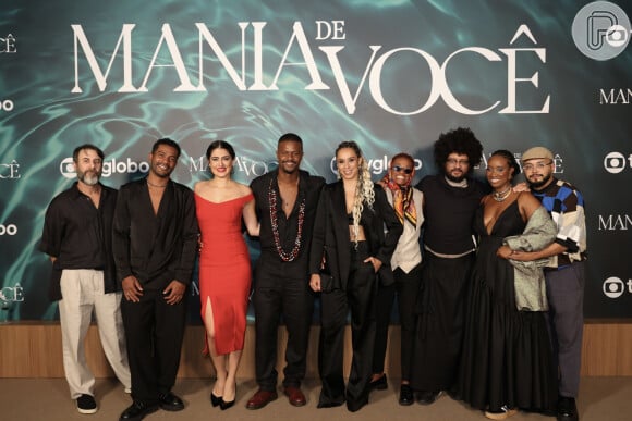 Parte do elenco da novela 'Mania de Você' posa para foto; substituta de 'Renascer' estreia em 9 de agosto de 2024