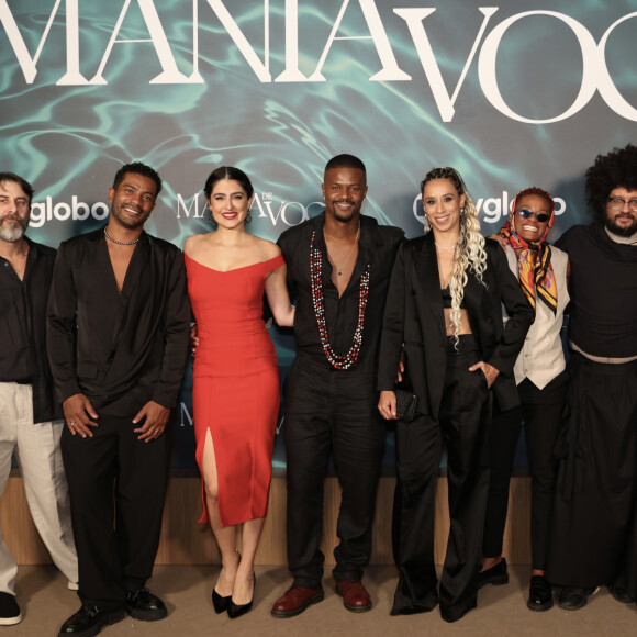 Parte do elenco da novela 'Mania de Você' posa para foto; substituta de 'Renascer' estreia em 9 de agosto de 2024