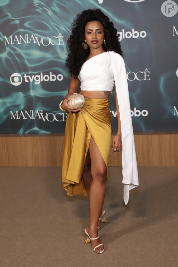 Protagonista da novela 'Mania de Você', Gaby aliou saia dourada com cropped branco para a festa de lançamento da trama das nove