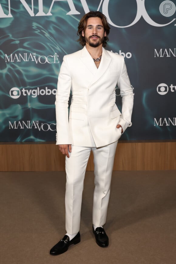 Nicolas Prattes 'quebrou' nos sapatos o look all white para a festa da novela 'Mania de Você'