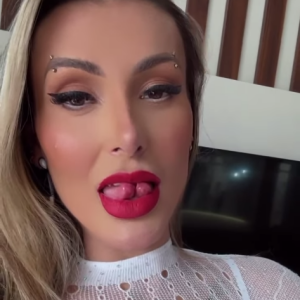 Andressa Urach tem dado o que falar com sua bifurcação na língua, que já está cicatrizada