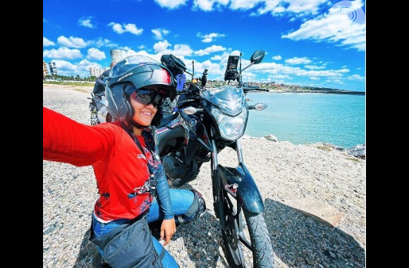 Grasi começou como biker e hoje trabalha com entregas de moto no Rio de Janeiro. Ama o que faz e diz que rodar sobre duas rodas é terapia. Sabe tudo de mecânica e nas redes sociais posta conteúdo sobre a experiência das mulheres no delivery. Um dos momentos mais emblemáticos do dia a dia de trabalho foi quando fez uma entrega ao vivo na Cazé TV.