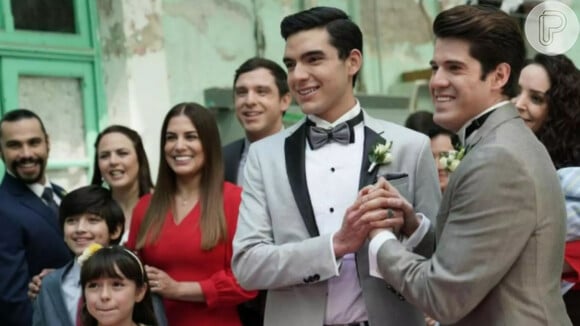 Na novela 'Contigo Sim', o casal Eddie (Emilio Palacios) e Oscar (Nacho Ortiz) procuram legalizar a união gay e adotar Estrelinha no final da trama