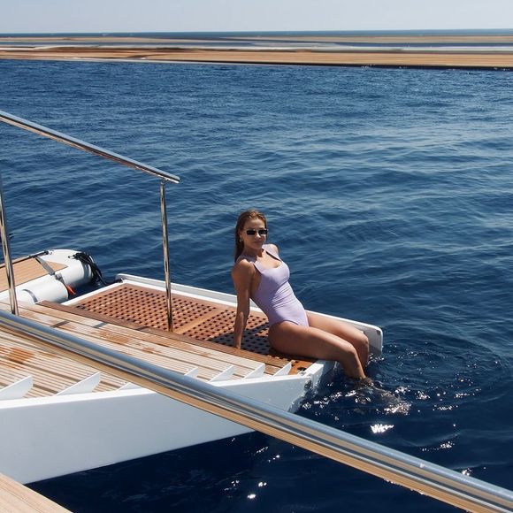 Em uma das fotos, Andressa Suita mostrou sua barriga no maiô cavado e impressionou seguidores