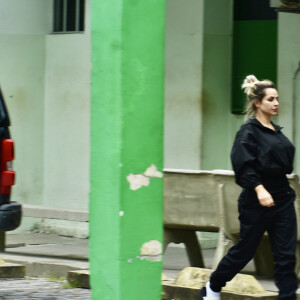 Imagens de fãs na porta do presídio, onde Deolane Bezerra está presa em Recife