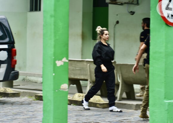 Imagens de fãs na porta do presídio, onde Deolane Bezerra está presa em Recife