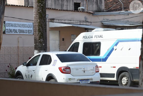 Um grupo de fãs de Deolane Bezerra apareceu em frente ao portão da Colônia Penal Feminina do Recife, conhecida como Bom Pastor, para apoiar a influenciadora