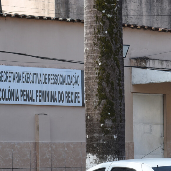 Um grupo de fãs de Deolane Bezerra apareceu em frente ao portão da Colônia Penal Feminina do Recife, conhecida como Bom Pastor, para apoiar a influenciadora