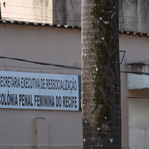 Imagens de fãs na porta do presídio, onde Deolane Bezerra está presa em Recife