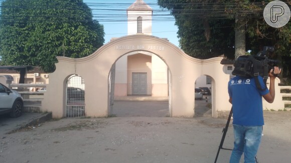 Imagens de fãs na porta do presídio, onde Deolane Bezerra está presa em Recife