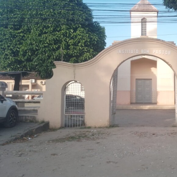 Imagens de fãs na porta do presídio, onde Deolane Bezerra está presa em Recife