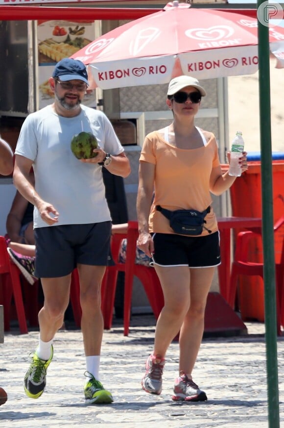 Sandra Annenberg e o marido, Ernesto Paglia, caminham na orla do Rio, nesta terça-feira, 27 de janeiro de 2015